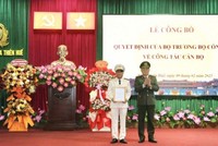 Giám đốc Công an tỉnh trao quyết định bổ nhiệm Thượng tá Hồ Xuân Phương.