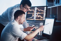 Nhà đầu tư ngoại có xu hướng quan tâm tới các cổ phiếu đầu ngành.