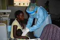 Bệnh nhân nhiễm virus Marburg được điều trị tại bệnh viện ở tỉnh Uige, Angola. (Ảnh: AFP/TTXVN)