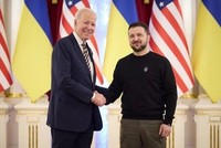 Tổng thống Mỹ Joe Biden (trái) và Tổng thống Ukraine Volodymyr Zelensky tại Kiev ngày 20/2. (Ảnh: Guardian).