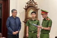 Ông Nguyễn Quang Vinh nghe cơ quan công an tống đạt lệnh khởi tố, lệnh bắt tạm giam.