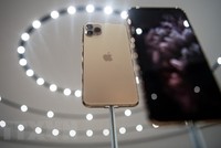 Điện thoại iPhone được trưng bày tại trụ sở Apple. (Ảnh: AFP/TTXVN).