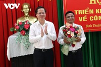 Ông Phan Dương Cường nhận hoa chúc mừng từ Chủ tịch UBND tỉnh Bình Thuận (Ảnh: T.T.D).