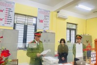 Cơ quan điều tra tiến hành khám xét nơi làm việc của đối tượng Hằng. (Nguồn: Báo Giáo dục Thời đại)