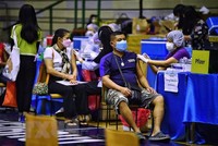 Nhân viên y tế tiêm vaccine ngừa COVID-19 cho người dân tại Bangkok, Thái Lan. (Ảnh: AFP/TTXVN).