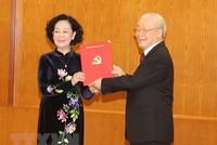 Tổng Bí thư Nguyễn Phú Trọng trao Quyết định cho đồng chí Trương Thị Mai, Ủy viên Bộ Chính trị, Thường trực Ban Bí thư. (Ảnh: Trí Dũng/TTXVN)