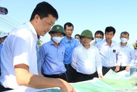 Lãnh đạo Bộ GTVT và tỉnh Bình Định kiểm tra thực tế tại một số vị trí triển khai tuyến đường cao tốc Bắc - Nam đi qua địa bàn tỉnh.