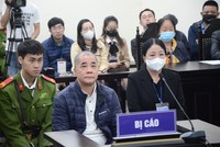 Cựu Phó chánh văn phòng Sở Tài nguyên và Môi trường Hà Nội cùng vợ hầu tòa trước cáo buộc lợi dụng tín nhiệm chiếm đoạt tài sản.