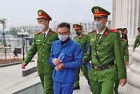 Bị cáo Quản Trọng Đức được áp giải đến tòa.