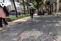 Nhiều tuyến phố lát đá tại Hà Nội nhanh chóng xuống cấp sau thời gian ngắn sử dụng.