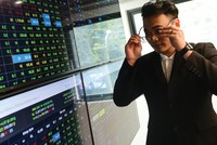 Gần đây, thị trường chứng khoán có diễn biến trồi sụt, thanh khoản duy trì ở mức thấp.