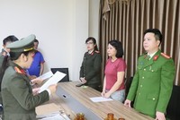 Cơ quan chức năng tống đạt các quyết định khởi tố, bắt tạm giam Nguyễn Thanh Thủy - Giám đốc Công ty cổ phần Công nghệ thông tin Lam Hồng. (Ảnh: TTXVN phát)