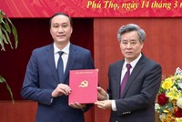 Ông Nguyễn Quang Dương - Phó Trưởng Ban Tổ chức Trung ương trao quyết định cho Phó Bí thư Tỉnh ủy Phùng Khánh Tài. (ảnh: Báo Phú Thọ)