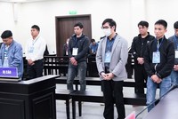 Các bị cáo trong vụ án liên quan đến mua bán trái phép thông tin cá nhân. (Nguồn: Báo Lao động)