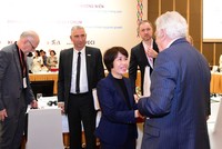 Thứ trưởng Bộ Kế hoạch và Đầu tư Nguyễn Thị Bích Ngọc và đại diện các hiệp hội doanh nghiệp tại VBF 2023, phiên kỹ thuật (sáng 17/3/2023)