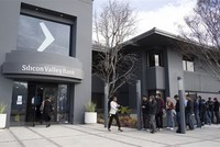 Người dân tập trung bên ngoài trụ sở ngân hàng Silicon Valley Bank (SVB) ở California, Mỹ ngày 13/3. (Ảnh: THX/TTXVN)