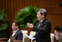 Viện trưởng Viện Kiểm sát Nhân dân tối cao Lê Minh Trí trả lời chất vấn.