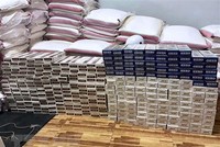 Tang vật một vụ vận chuyển thuốc lá lậu. (Ảnh: TTXVN phát)