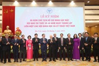 Tổng Bí thư Nguyễn Phú Trọng và đại diện Liên hiệp các Hội Khoa học và Kỹ thuật Việt Nam và các trí thức.