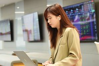 Trong bối cảnh mặt bằng lãi suất cao và dòng tiền còn khó khăn, thị trường chứng khoán có thanh khoản thấp.