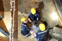 Công nhân khắc phục sự cố bể ống cấp nước D1500mm bêtông dự ứng lực trên đường Phạm Văn Đồng. (Ảnh: Anh Tuấn/TTXVN).