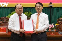 Bí thư Tỉnh ủy Hậu Giang Nghiêm Xuân Thành trao quyết định của Ban Bí thư cho ông Trần Văn Chính (bìa trái).