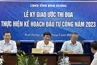 Ông Võ Văn Minh (ngồi giữa), Chủ tịch UBND tỉnh Bình Dương ký kết bản giao ước thi đua thực hiện kế hoạch đầu tư công năm 2023 với 31 chủ đầu tư.