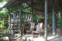 Lán trại xây dựng trái phép trên bán đảo Sơn Trà được cơ quan chức năng yêu cầu tháo dỡ. (Ảnh: TTXVN phát).