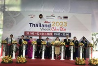 Lãnh đạo UBND TP. Cần Thơ và Tổng Lãnh sự quán Thái Lan tại TP.HCM thực hiện nghi thức cắt băng khai mạc Tuần lễ Thái Lan 2023 tại Cần Thơ.