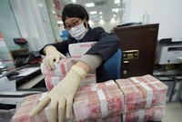 Việc ngân hàng Baoshang phá sản, còn một số ngân hàng nông thôn ở tỉnh Hà Nam (miền trung của Trung Quốc) đóng băng tài khoản, khiến khách hàng lo lắng về khoản tiền gửi của họ. Ảnh: Reuters