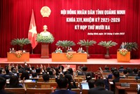 Các đại biểu HĐND tỉnh Quảng Ninh biểu quyết thông qua nghị quyết tại kỳ họp.