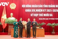 Thường trực HĐND tỉnh Quảng Ninh chúc mừng tân Phó Chủ tịch UBND tỉnh Quảng Ninh Vũ Văn Diện (thứ 2 từ trái sang)