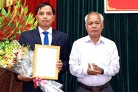 Ông A Pớt, Phó Bí thư Thường trực Tỉnh ủy Kon Tum trao Quyết định và hoa chúc mừng ông Xiêng Thanh Phúc.