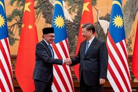 Thủ tướng Malaysia Anwar Ibrahim và Chủ tịch Trung Quốc Tập Cận Bình. (Nguồn: Văn phòng Thủ tướng Malaysia).