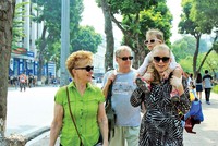 Cải cách thủ tục visa, niềm nở, tiếp đón chu đáo sẽ gây cảm tình với du khách quốc tế, khiến họ quay trở lại.