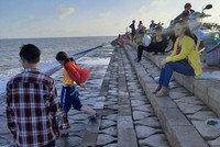 Công trình xây dựng bờ kè giảm sóng biển Cồn Nhàn, xã Bảo Thuận, huyện Ba Tri, tỉnh Bến Tre vừa chống sạt lở vừa trở thành điểm tham quan du lịch hấp dẫn của địa phương.