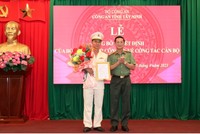 Giám đốc Công an tỉnh Tây Ninh Nguyễn Văn Trãi (phải) thừa ủy quyền Bộ Công an trao quyết định cho Đại tá Hồ Thành Hiên (Ảnh: H. Thủy)