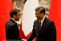 Chủ tịch Trung Quốc Tập Cận Bình (phải) trong cuộc hội đàm với Tổng thống Pháp Emmanuel Macron đang ở thăm Bắc Kinh, ngày 6/4/2023. (Ảnh: AFP/TTXVN).