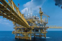 Ở nước ngoài, hoạt động thăm dò và khai thác dầu khí đang rất sôi động.