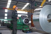 Nhóm ngành xây dựng, vật liệu xây dựng như đá, nhựa đường, thép, xi măng được hưởng lợi trực tiếp từ các dự án đầu tư công.