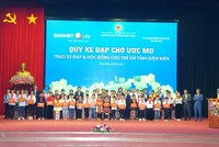 Đại diện 400 em học sinh nhận học bổng từ “Quỹ xe đạp chở ước mơ” của Bảo Việt Nhân thọ vinh dự chụp hình cùng Thủ tướng Phạm Minh Chính.