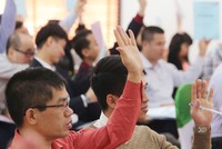 Cổ đông giơ tay xin phát biểu tại một cuộc họp đại hội đồng cổ đông.