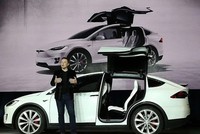 Tỷ phú Elon Musk đứng cạnh một mẫu xe điện của Tesla. (Ảnh: Getty Images).