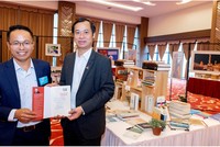 Lãnh đạo KCM tặng sách cho đại biểu tham dự Đại hội Công đoàn KCM nhiệm kỳ 2023-2028.