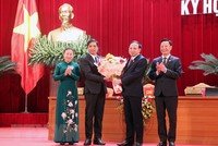 Ông Vũ Văn Diện (người thứ hai, từ trái sang) được bầu làm Phó Chủ tịch UBND tỉnh Quảng Ninh. (Ảnh: Văn Đức/TTXVN).