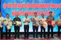 Ông phạm văn Thiều - Chủ tịch UBND tỉnh Bạc Liêu (thứ tư từ trái qua) trao Bằng khen cho Doanh nghiệp tiêu biểu tỉnh Bạc Liêu năm 2022. Ảnh: Thông Manh.