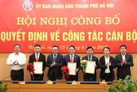 Lãnh đạo UBND Thành phố Hà Nội trao Quyết định và tặng hoa các cán bộ được bổ nhiệm.