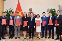 Thứ trưởng Ngoại giao Hà Kim Ngọc trao quyết định tiếp nhận, điều động và bổ nhiệm 8 lãnh đạo cấp Vụ. (ảnh: Chinhphu.vn).