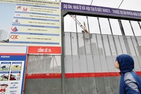 Còn nhiều rào cản cản trở nhà ở xã hội phát triển. Ảnh người dân tìm hiểu dự án nhà ở xã hội NHS Trung Văn. Ảnh: Dũng Minh.