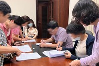 Các trái chủ mua gói trái phiếu 500 tỷ đồng của BNP Global ký tên vào đơn kêu cứu tại trụ sở Ngân hàng Nhà nước chiều 6/4/2023.